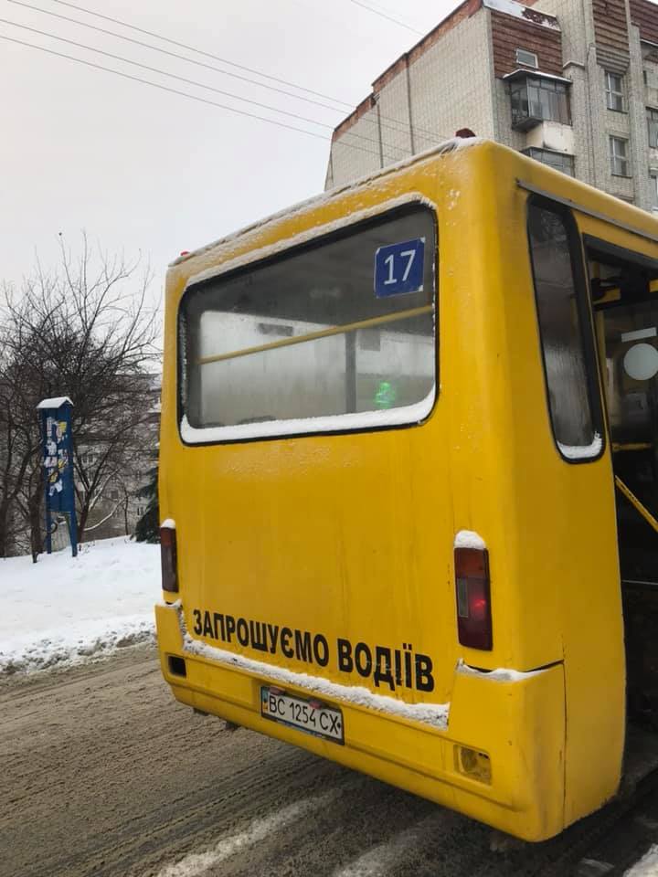 «Водій наче перебував у паралельному Всесвіті»: львівська маршрутка №17 курсує по місту без дна