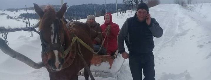 На Турківщині медики “швидкої” їхали до пацієнта на санах (відео)