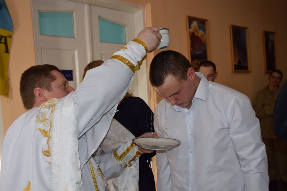 Після розмови зі священиком 21-річний прикордонник охрестився у Львові