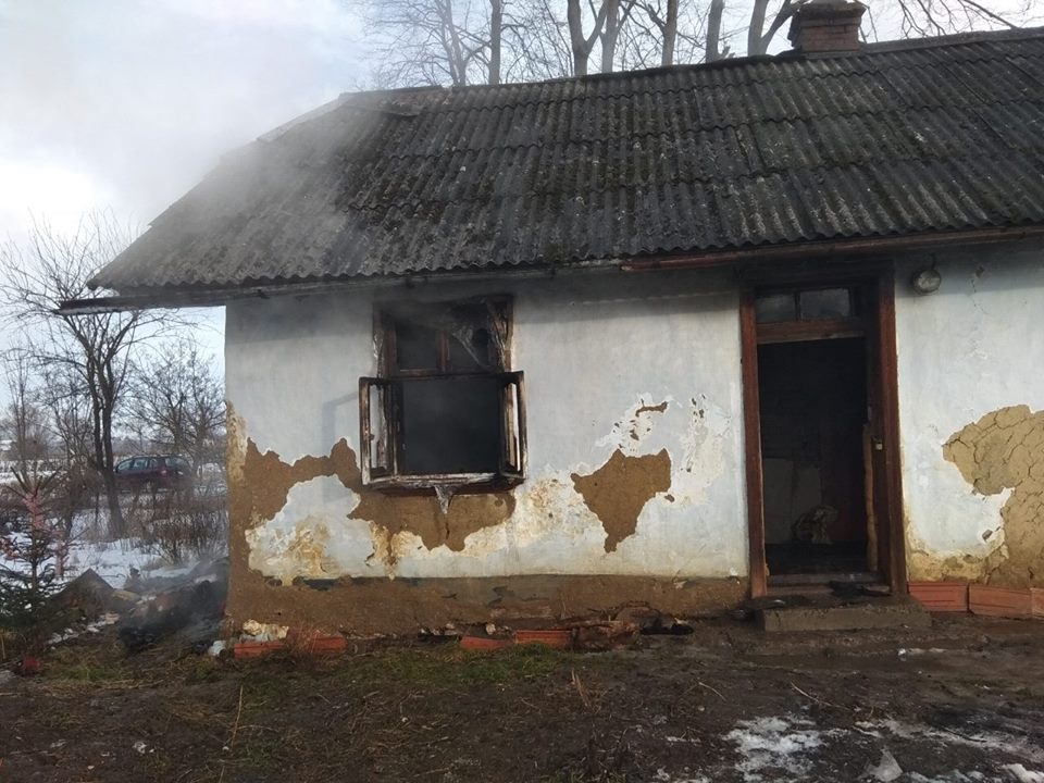 На Жидачівщині двоє людей, що жили без газу та світла, згоріли у власному будинку