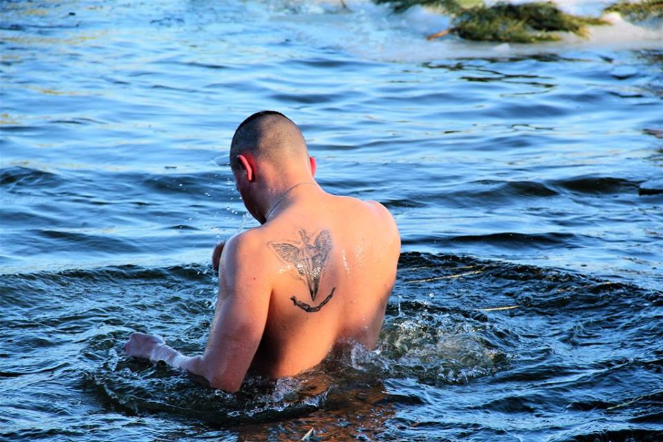 Американці-військовики пірнули у крижану воду на Яворівщині