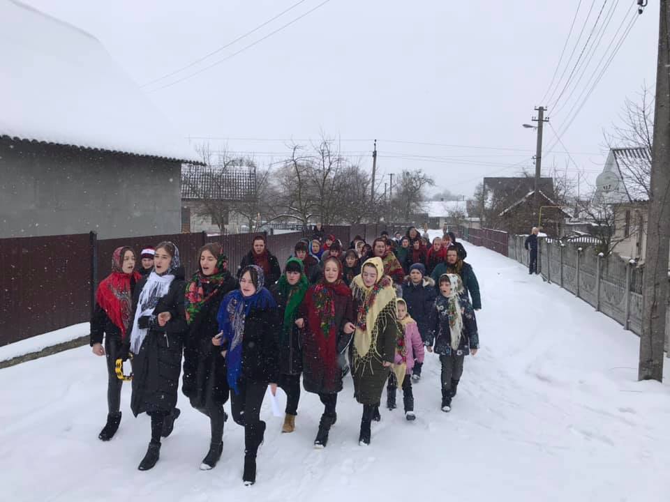 На Яворівщині під час благодійної коляди зібрали кошти для хворого хлопчика