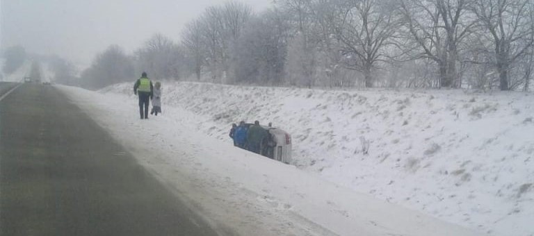 У Кам’янка-Бузькому районі через ожеледицю перекинувся легковик