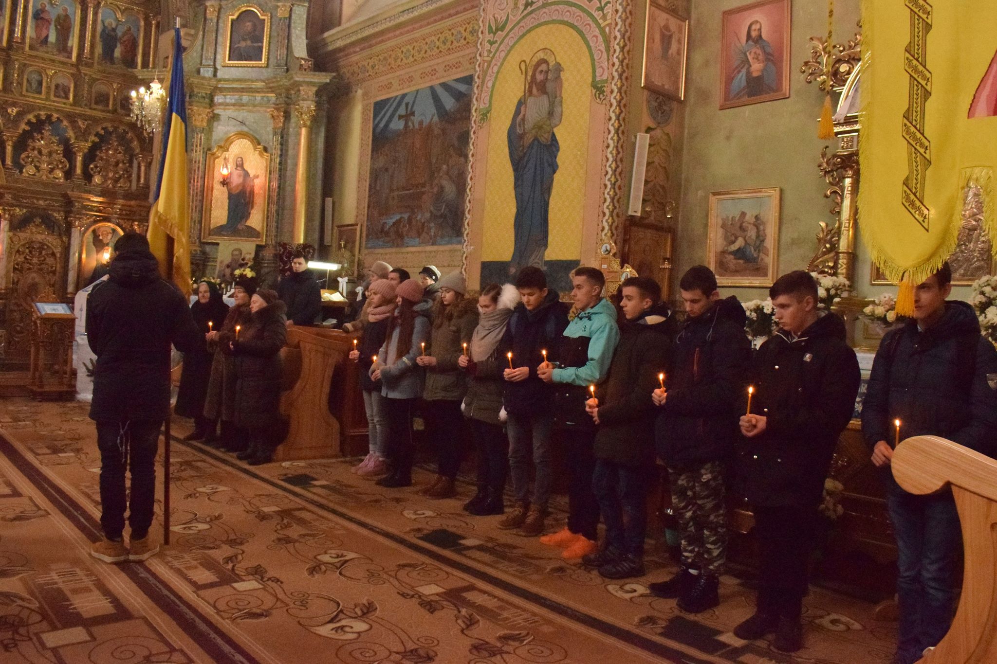 У храмі Старого Самбора з лампадок виклали цифру 300