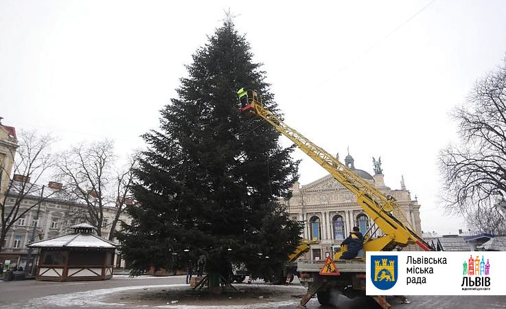 Сьогодні у Львові демонтують центральну ялинку