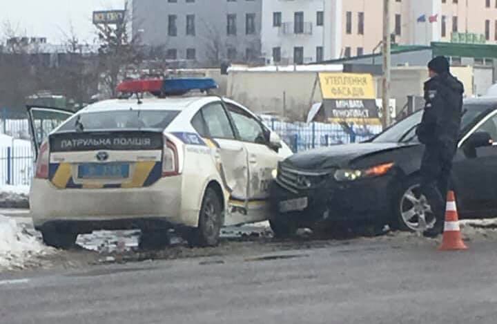 У Львові Хонда влетіла у поліцейське авто: є потерпілі