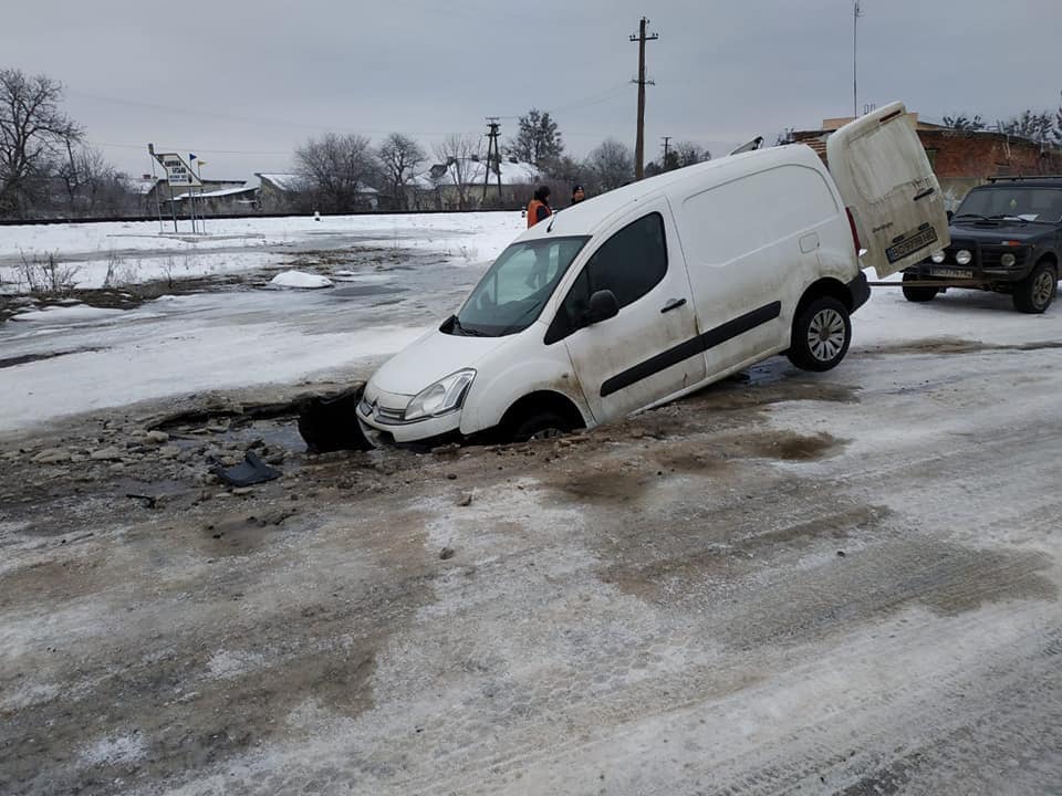 У Кам`янці-Бузькій автомобіль провалився у яму