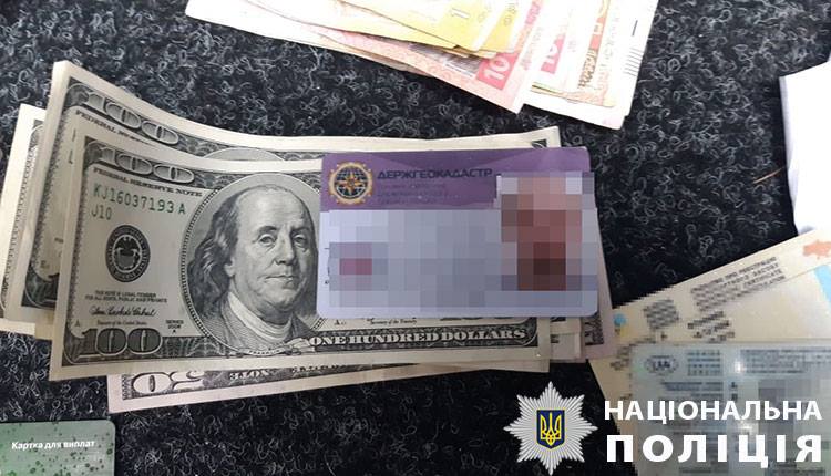 Чиновник вимагав 65 тисяч доларів за земельну ділянку