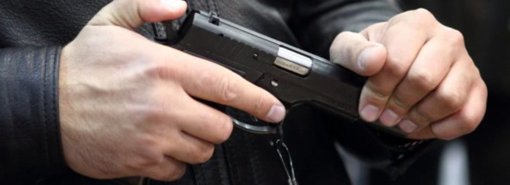 На Стрийщині чоловік погрожував дружині двома пістолетами