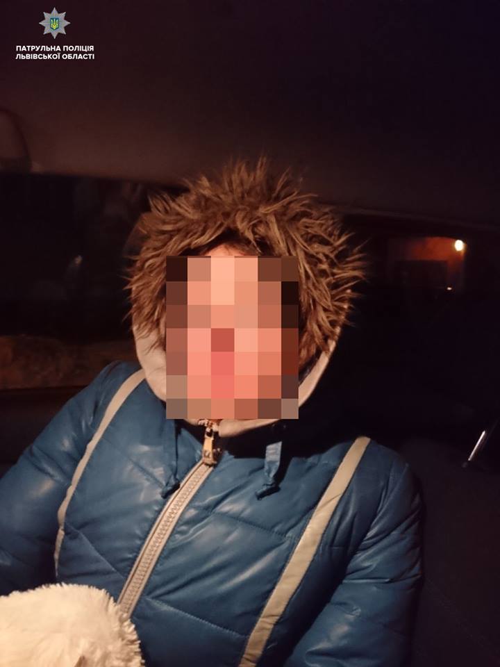 Патрульні допомогли жінці, яка не знала як з Кривого Рогу потрапила до Львова