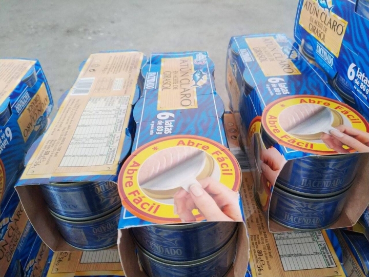 Львівські митники вилучили в мешканця Львівщини майже півтонни смаколиків і спиртне