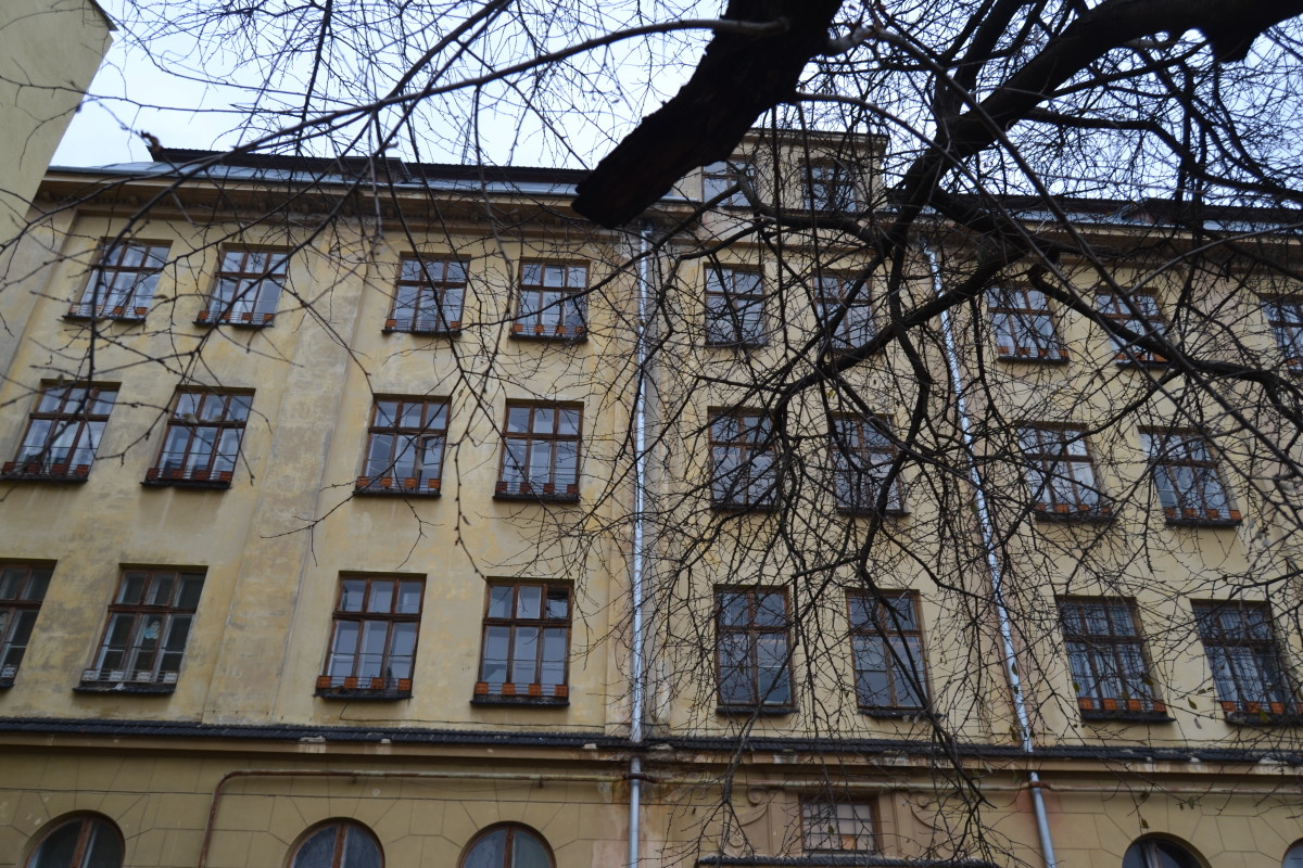 Львів’яни хочуть викупити будівлю облради для дітей сиріт