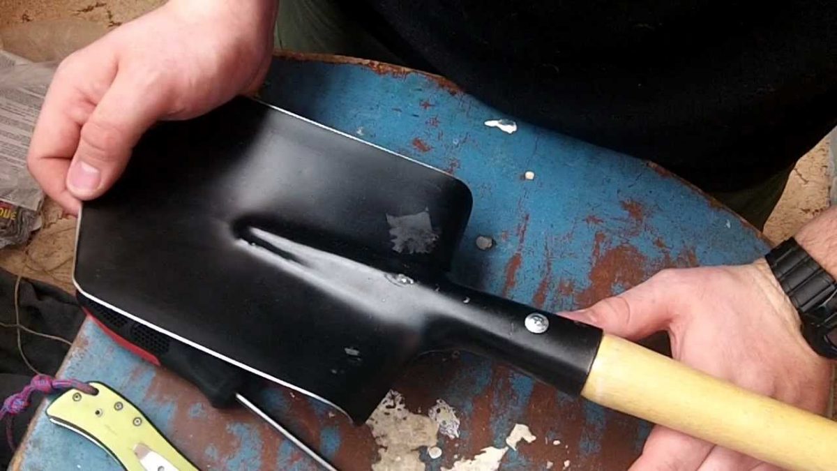 П’ятьох грабіжників львів’янин прогнав саперною лопатою