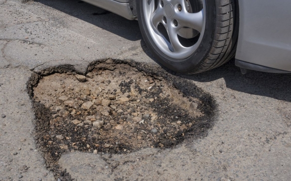 На Львівщині обіцяють позасипати вибоїни на дорогах і просять повідомляти про них