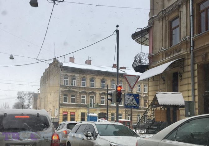 На Личаківській запрацювали перші світлофори після реконструкції