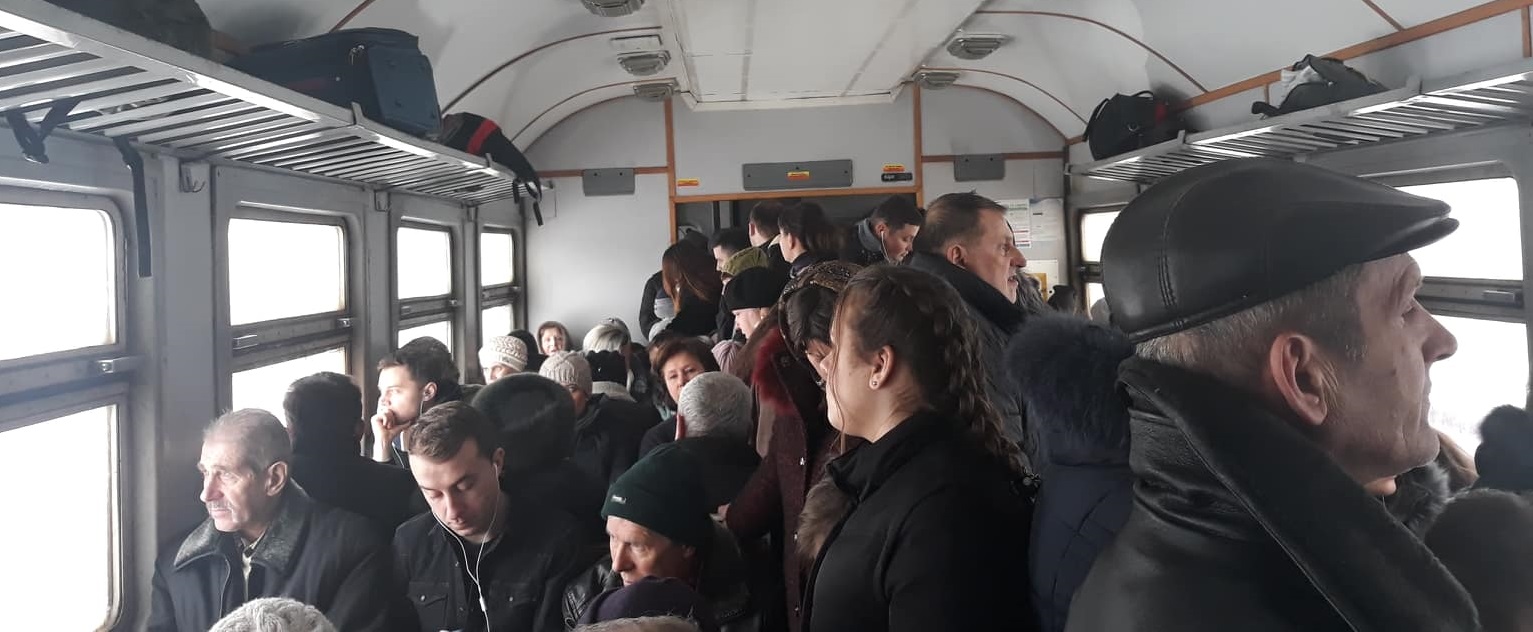 Пасажири скаржаться на тісняву в електричках