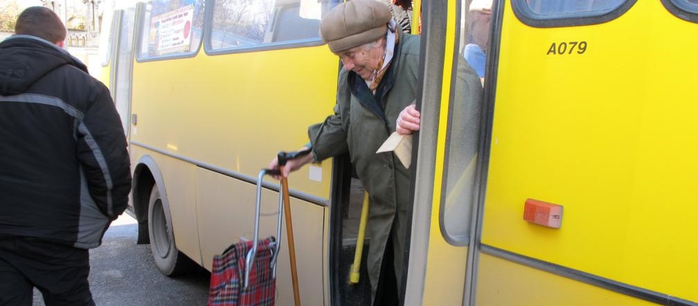 У Городку з маршрутки випала 81-річна бабуся