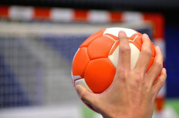 Жидачівські гандболістки заколядували гроші на поїздку в Тячів