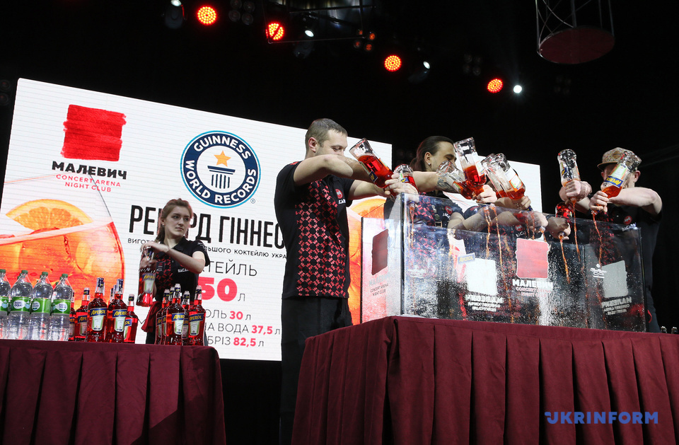 150 літрів коктейлю в акваріумі приготували у Львові