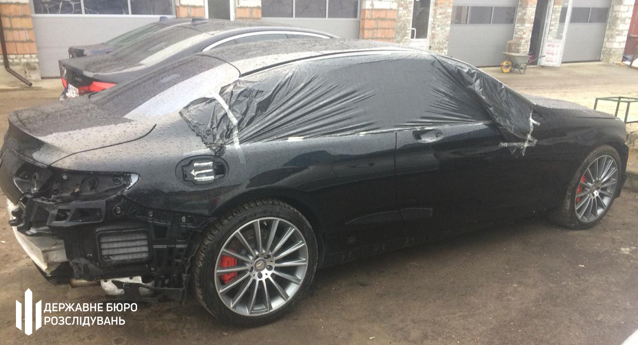 Львівські митники сприяли незаконному ввезенню елітних авто