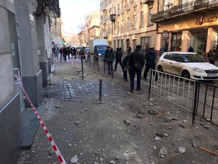 В центрі Львова на чоловіка обвалився елемент фасаду будинка