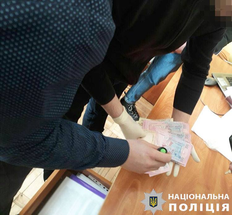 Поліція спіймала на хабарі посадовця Держпродспоживслужби Львівщини