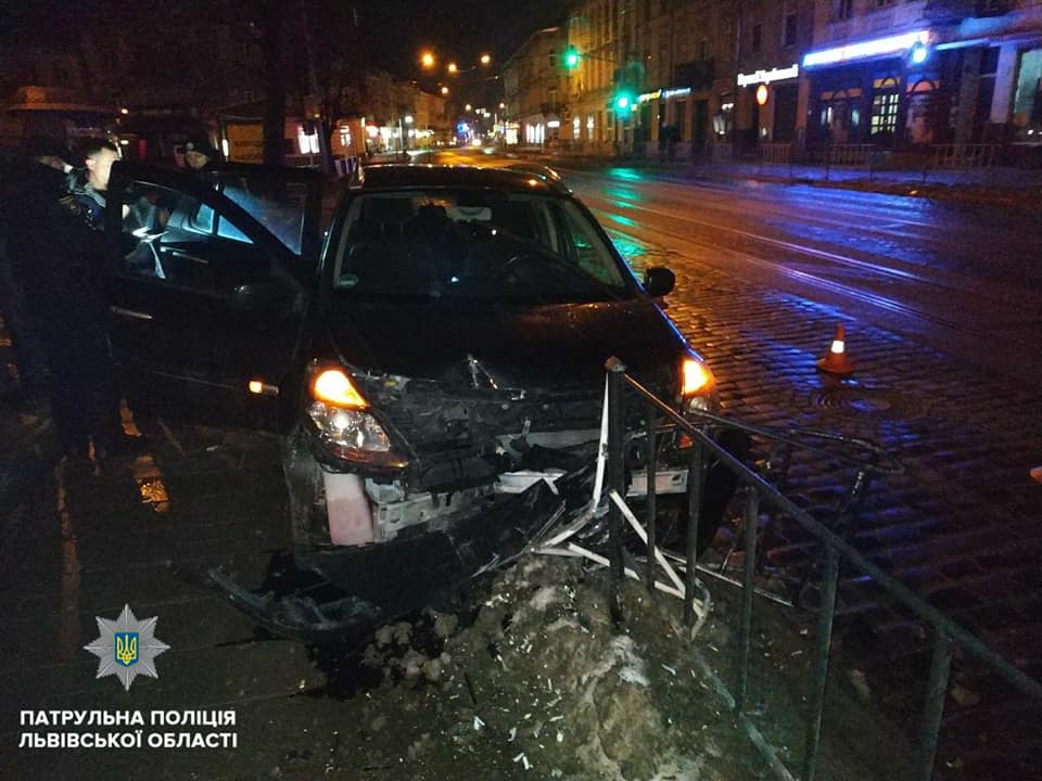 У Львові п’яний водій збив стовп і втік