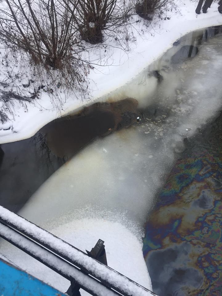 Мешканці Кам’янка-Бузької отримують воду з паливно-мастильними матеріалами та відходами