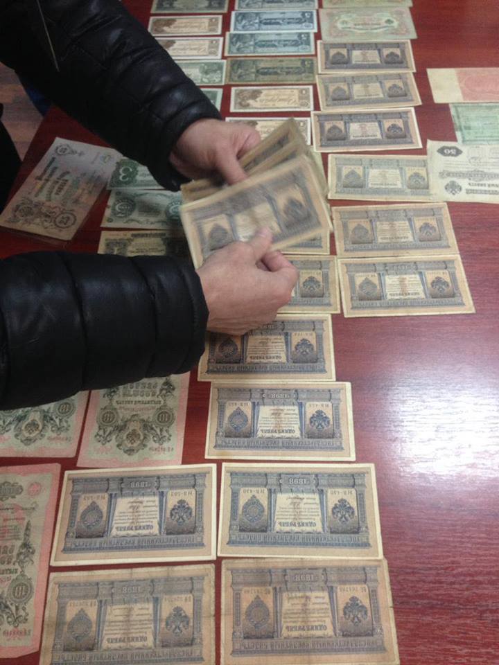 На кордоні вилучили незаконно ввезені старовинні монети та купюри +відео