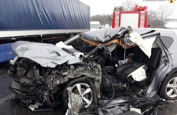 На Сколівщині автівка влетіла у вантажівку: водій легковика загинув