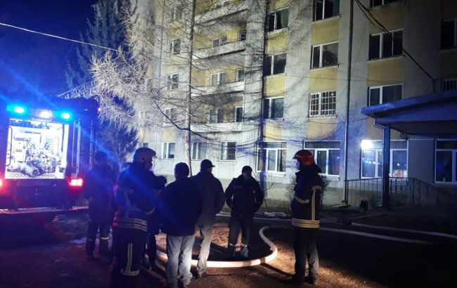 23 рятувальники уночі гасили пожежу у дрогобицькому гуртожитку