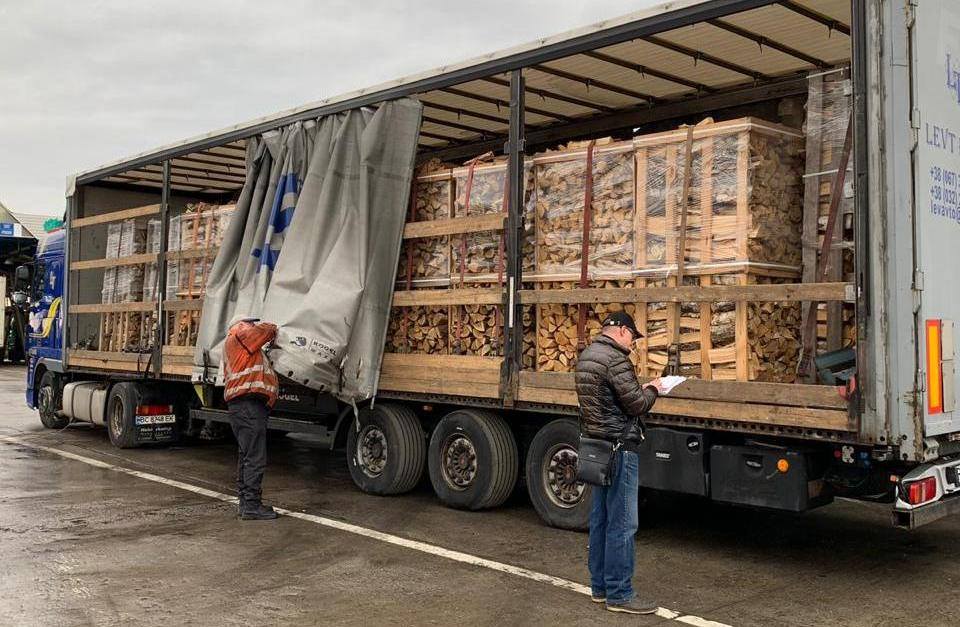 Зі Львівщини хотіли незаконно вивезти незадекларовану деревину