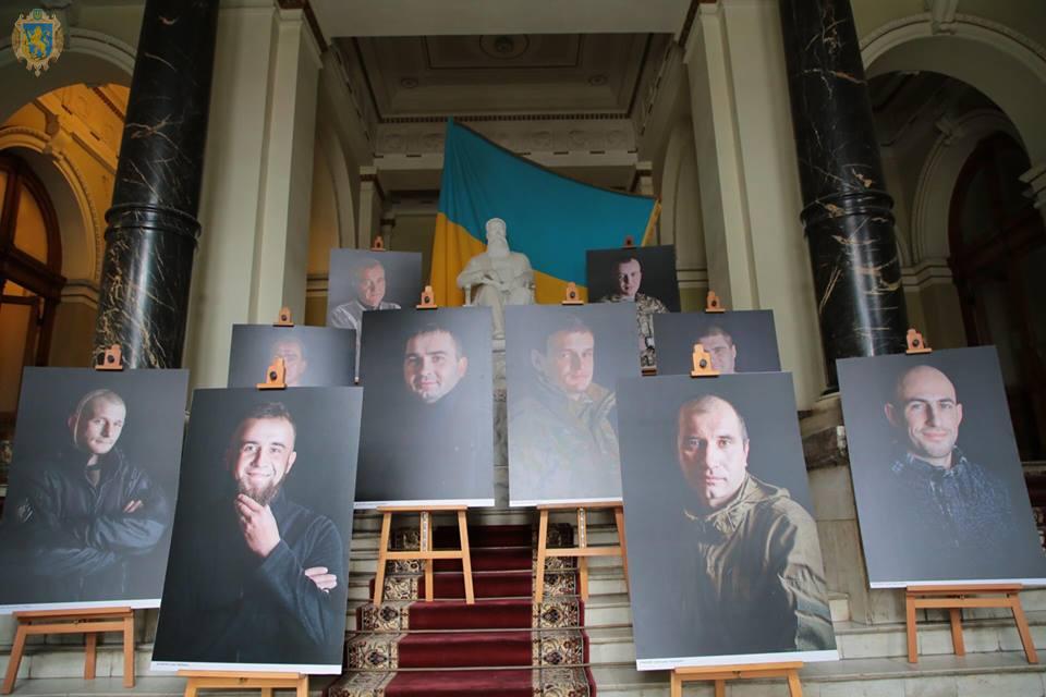 Сьогодні у Львівській ОДА виставили фото кіборгів, які боронили Донецький аеропорт