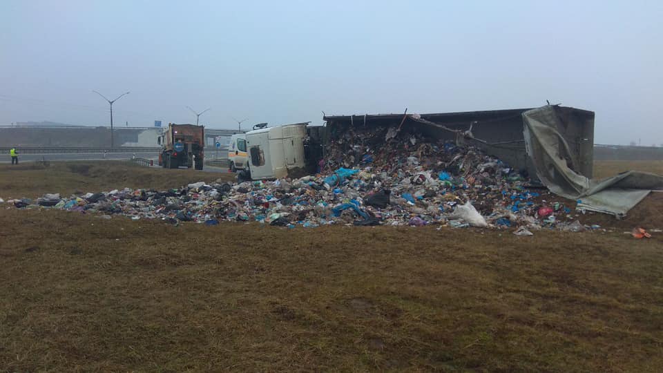 У Пустомитівському районі перекинулася вантажівка зі сміттям (фото)
