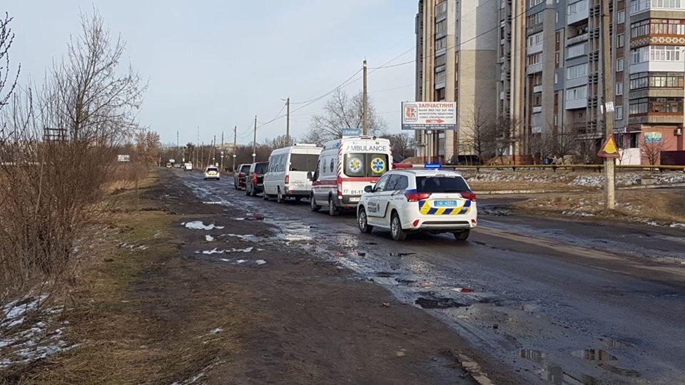 Мер Червонограда запропонував Президентові проїхатися ямистою дорогою