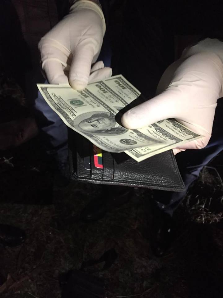 Поліціянта взяли з хабарем 1200 доларів біля його будинку