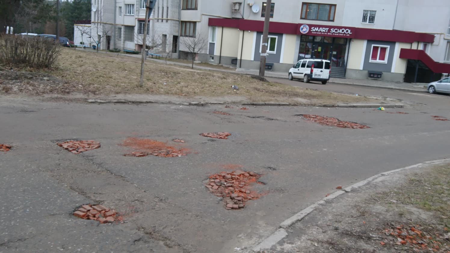 Жителі Новояворівська самотужки залатали ями цеглою