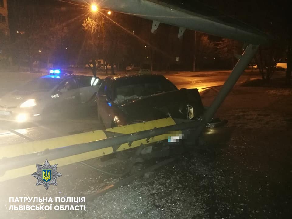 Поліцейські розповіли деталі нічної ДТП на Сихові