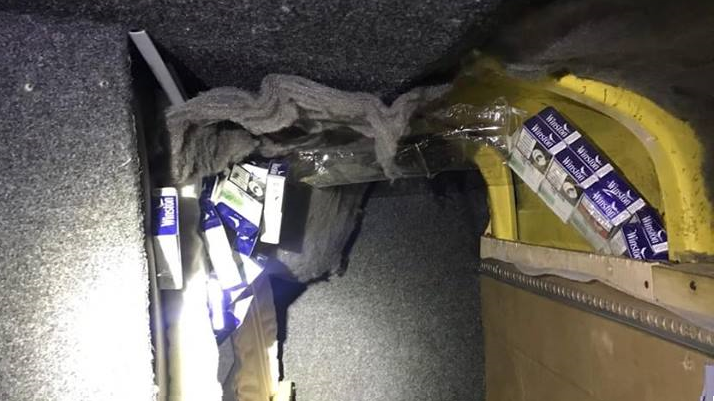 В стелі мікроавтобуса, що їхав до Польщі, знайшли 640 пачок цигарок