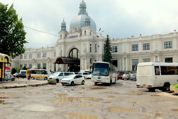 З березня авто не зможуть заїжджати на територію Головного вокзалу Львова