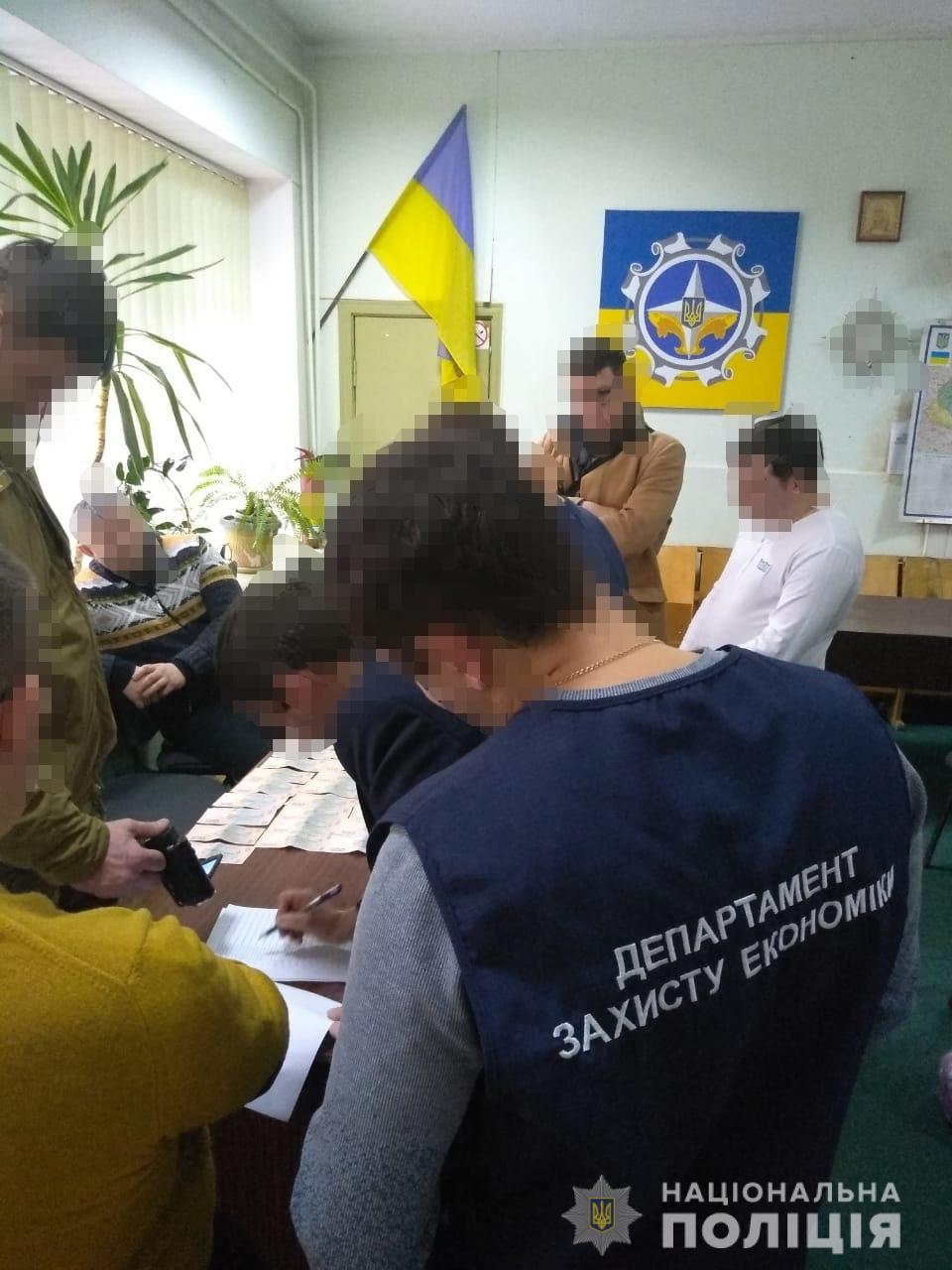 Двох керівників рибоохоронного патруля затримали на хабарі: їм загрожує ув`язнення