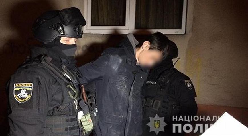 У Львові затримали поліцейського, який перепродував наркотики