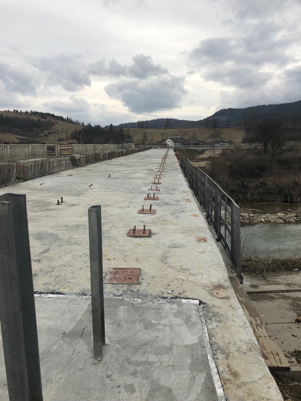 На Старосамбірщині вже другий рік відновлюють аварійний міст