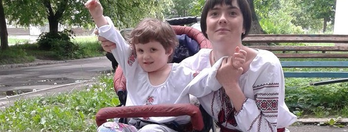 “Лікарі витискали дитину і придавили їй зоровий нерв”: Світлана Чернявська зі Сокаля збирає кошти на лікування доньки