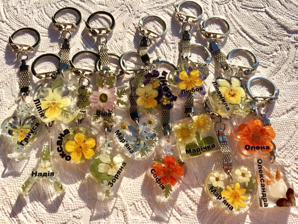 Прикраси із живими квітами часто беруть на подарунки за кордон