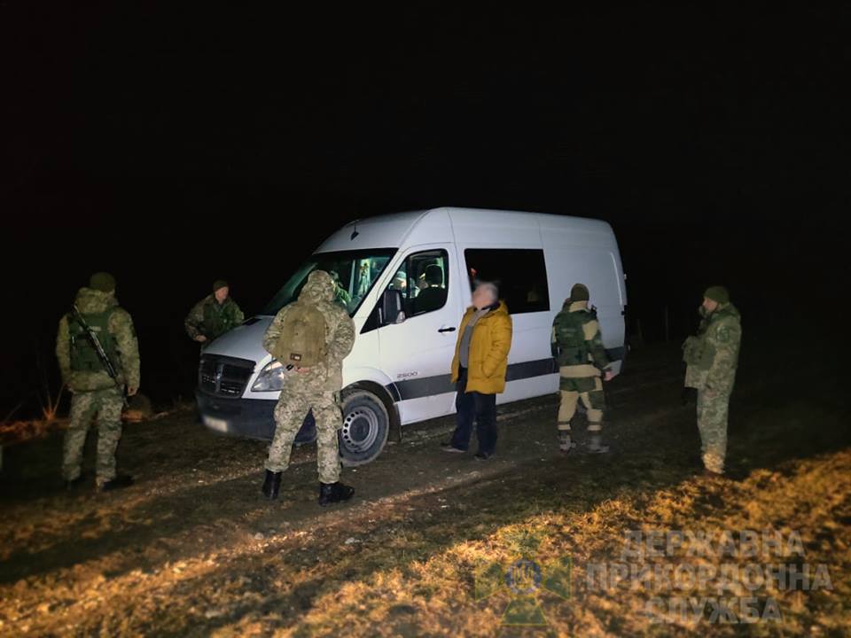 На Львівщині затримали 7 монголів: серед них 6-річна дівчинка