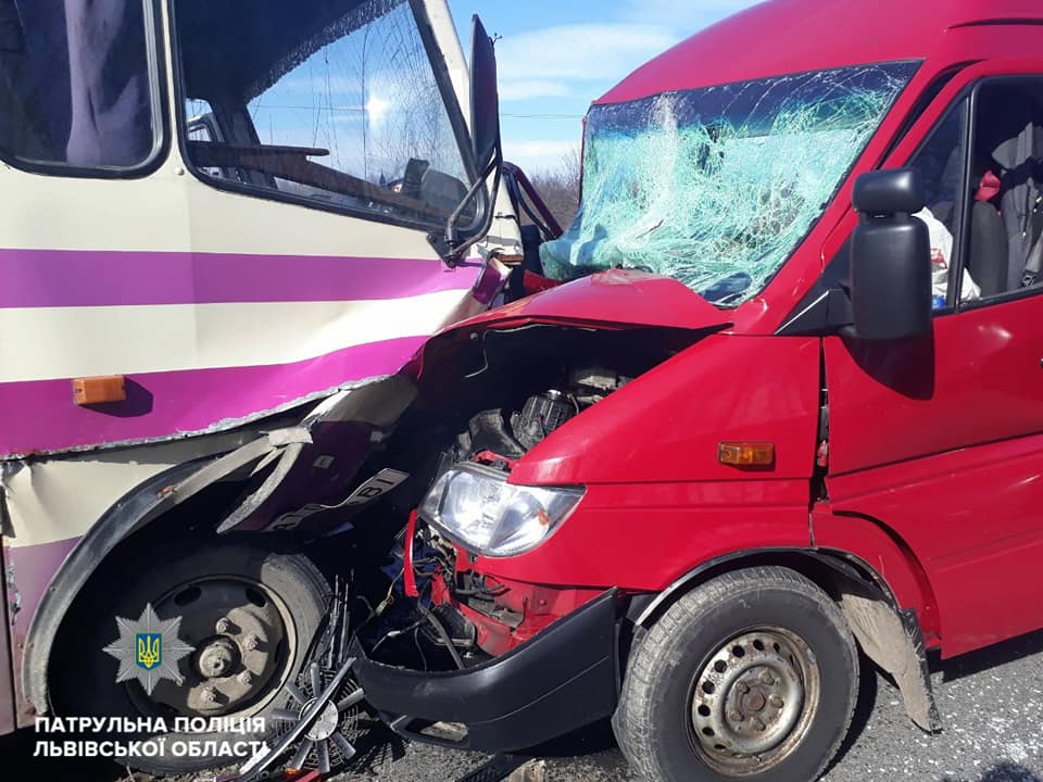 У Сколівському районі рятувальники вирізали водія із затисненого авта