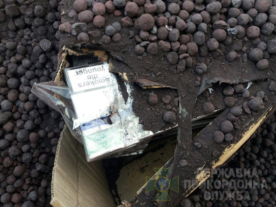 У вантажних вагонах із рудою прикордонники знайшли 2 тисячі пачок сигарет
