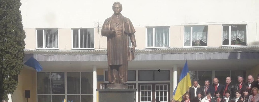 Молодь розгорнула 25-метровий вишиваний рушник: у Буську відкрили пам’ятник Кобзареві