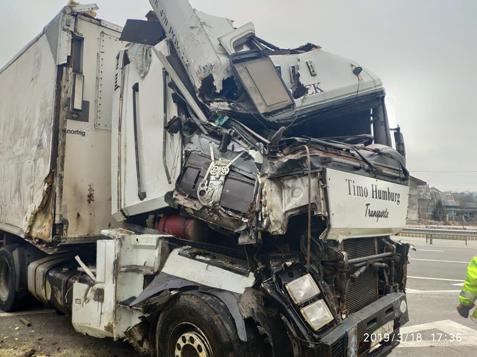 На Миколаївщині перекинулася фура з цукерками «Рошен»